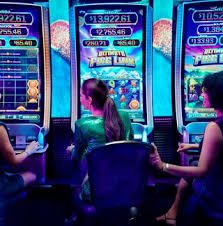 Mobile phone displaying Top Trend Gaming carousel with Aviator, Sweet Bonanza, and other trending slot titles on 1xbet alternatif